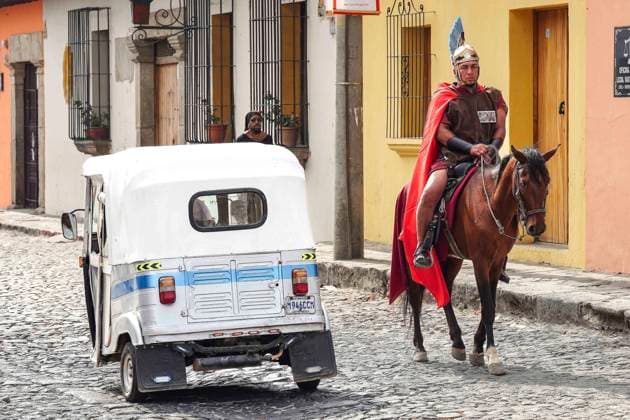 News Themen der Woche KW13 News Bilder des Tages March 28, 2024, Antigua, Guatemala: A Roman Centurion on horseback passes an auto rickshaw during Semana Santa Holy Thursday events, March 28, 2024 in Antigua, Guatemala. The opulent processions, detailed alfombras and centuries-old traditions attract more than 1 million people to the ancient capital city. Antigua Guatemala - ZUMAe02_ 20240328_zaf_e02_032 Copyright: xRichardxEllisx