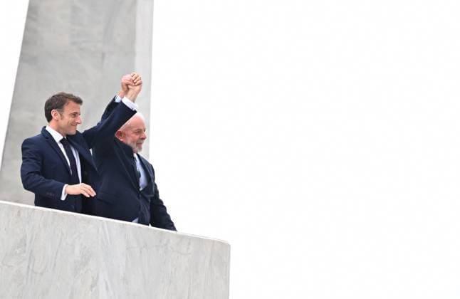 News Themen der Woche KW13 News Bilder des Tages Le prÃ sident francais Emmanuel Macron et son homologue le prÃ sident brÃ silien, Luis Inacio Lula da Silva arrivent au palais du Planalto Ã Brasilia au BrÃ sil Emmanuel Macron and Luis Inacio Lula Da Silva. French President Emmanuel Macron on his arrival at the Planalto Palace in Brasilia Brazil, on March 27, 2024 01JACQUESWITT_choixbra002 Jacques Witt Pool BESTIMAGE 2403281812 Brasilia BrÃ sil  Copyright: xJacquesxWitt Pool BestimagexJacquesxWitt Pool Bestimagex