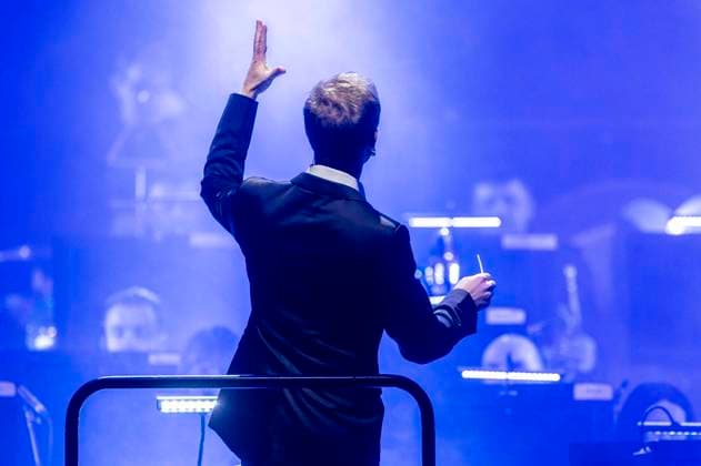 Dirigent Robert Emery beim Konzert The Music of Hans Zimmer & John Williams mit dem Kyiv Camerata & National Presidential Orchestra in der Messehalle. Erfurt, 28.03.2024