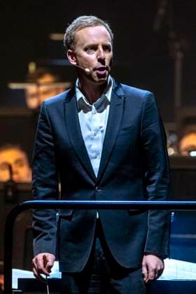 Dirigent Robert Emery beim Konzert The Music of Hans Zimmer & John Williams mit dem Kyiv Camerata & National Presidential Orchestra in der Messehalle. Erfurt, 28.03.2024