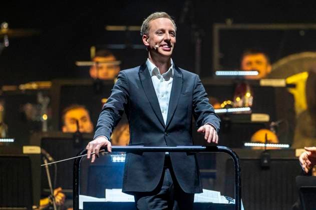 Dirigent Robert Emery beim Konzert The Music of Hans Zimmer & John Williams mit dem Kyiv Camerata & National Presidential Orchestra in der Messehalle. Erfurt, 28.03.2024