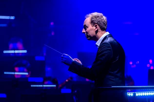 Dirigent Robert Emery beim Konzert The Music of Hans Zimmer & John Williams mit dem Kyiv Camerata & National Presidential Orchestra in der Messehalle. Erfurt, 28.03.2024
