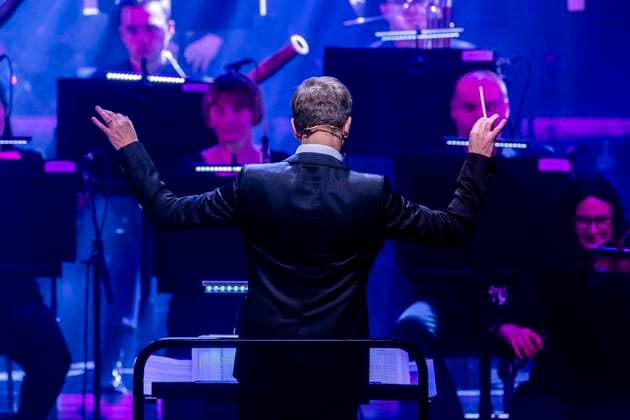 Dirigent Robert Emery beim Konzert The Music of Hans Zimmer & John Williams mit dem Kyiv Camerata & National Presidential Orchestra in der Messehalle. Erfurt, 28.03.2024
