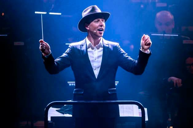 Dirigent Robert Emery beim Konzert The Music of Hans Zimmer & John Williams mit dem Kyiv Camerata & National Presidential Orchestra in der Messehalle. Erfurt, 28.03.2024
