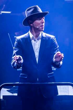 Dirigent Robert Emery beim Konzert The Music of Hans Zimmer & John Williams mit dem Kyiv Camerata & National Presidential Orchestra in der Messehalle. Erfurt, 28.03.2024