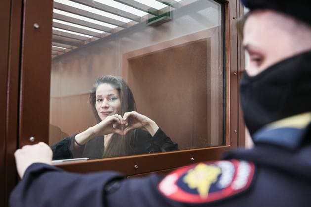 News Themen der Woche KW13 News Bilder des Tages RUSSIA, MOSCOW - MARCH 29, 2024: Antonina Favorskaya (Kravtsova), a journalist with Sota Vistion (listed as a foreign agent in Russia), back, appears for a remand hearing at Moscowâ€™s Basmanny District Court. The journalist is facing the charges of participation in an extremist community over her involvement with the Anti-Corruption Foundation (an organisation listed in Russia as extremist and shut down in 2021). Sofya Sandurskaya TASS  68605914
