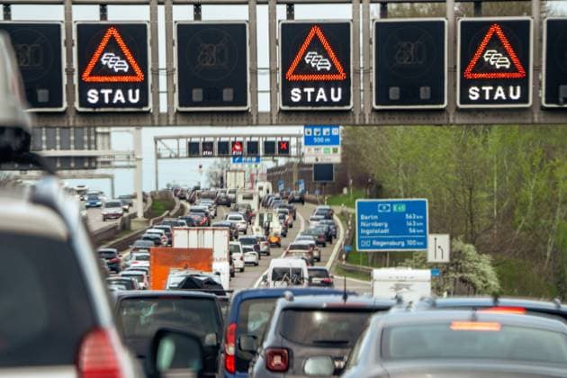 News Themen der Woche KW13 News Bilder des Tages Stau im Osterreiseverkehr, A9 bei Garching, 29. März 2024 Deutschland, Nähe Garching bei München, 29. März 2024, Stau im Osterreiseverkehr auf der A9 in Fahrtrichtug Nürnberg, Schilderbrücke zeigt Stau, Autofahrer starten am Karfreitag ins Osterwochenende, Autobahn A9 München-Nürnberg, Bayern *** Traffic jam in Easter travel traffic, A9 near Garching, March 29, 2024 Germany, near Garching near Munich, March 29, 2024, traffic jam in Easter travel traffic on the A9 in the direction of Nuremberg, gantry sign shows traffic jam, motorists start the Easter weekend on Good Friday, A9 freeway Munich Nuremberg, Bavaria