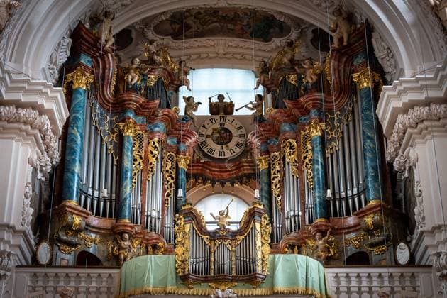 Kunst Kultur Religion Geschichte Architektur 21.03.2024 Waldsassen Stiftsbasilika aus stilreinem Barock böhmisch-italienisch-süddeutscher Prägung, von 1682 bis 1704 errichtet, ist sie ein imposantes Bauwerk damaliger Zeit. Bedeutende Kirchenbaumeister wie Abraham Leuthner, Georg und Christoph Dientzenhofer und Bernhard Schießer waren mit dem Bau und der Ausstattung der Kirche beauftragt. Die Jann Orgel der Basilika ist mit 103 Registern und 7720 Pfeifen eine der größten Orgeln Europas Regensburg Bayern GER *** Art Culture Religion History Architecture 21 03 2024 Waldsassen Abbey basilica in pure Baroque style Bohemian Italian South German style, built between 1682 and 1704, it is an imposing building of its time Important church bu