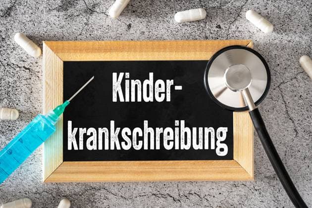29 March 2024: Syringe and stethoscope next to a board with the inscription: Kinderkrankschreibung. PHOTOMONTAGE *** Spritze und Stethoskop neben einer Tafel mit Aufschrift: Kinderkrankschreibung. FOTOMONTAGE