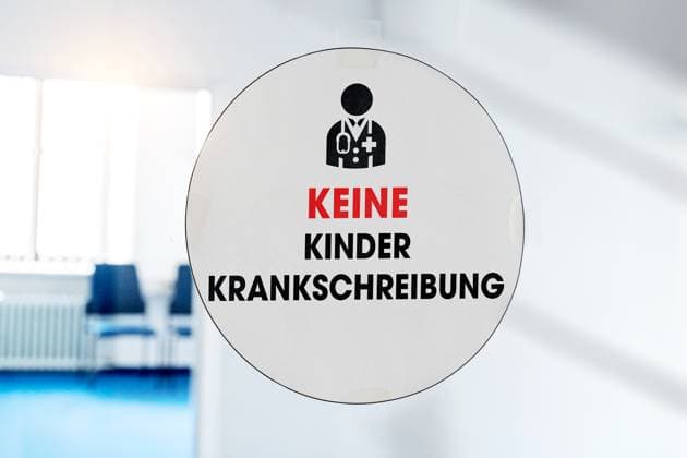 29 March 2024: Notice in a doctor s surgery with a view of the empty waiting room with the inscription: No children s sick notes. PHOTOMONTAGE *** Aushang in einer Arztpraxis mit Blick auf das leere Wartezimmer mit Aufschrift: Keine Kinderkrankschreibung. FOTOMONTAGE