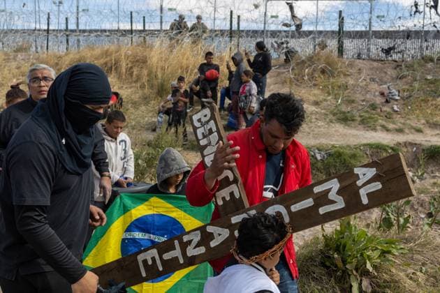 March 29, 2024: The Mexican Association oÂngeles Mensajeros organized the celebration of the Via Crucis with migrants living in the middle of the Rio Bravo, awaiting the opportunity to cross into the United States. Some participated by carrying the cross, while many others simply observed - ZUMAp241 20240329_zip_p241_005 Copyright: xDavidxPeinadox