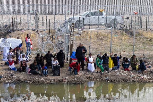 Bilder des Jahres 2024, News 03 März News Themen der Woche KW13 News Bilder des Tages March 29, 2024: The Mexican Association oÂngeles Mensajeros organized the celebration of the Via Crucis with migrants living in the middle of the Rio Bravo, awaiting the opportunity to cross into the United States. Some participated by carrying the cross, while many others simply observed - ZUMAp241 20240329_zip_p241_009 Copyright: xDavidxPeinadox