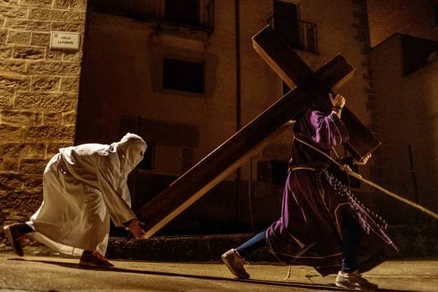 News Themen der Woche KW13 News Bilder des Tages March 29, 2024, Torres Del Rio, Navarre, Spain: A masked penitent carries a cross during the Vera Cruz procession at Good Friday Torres Del Rio Spain - ZUMAo105 20240329_fap_o105_029 Copyright: xMatthiasxOesterlex