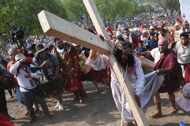 News Bilder des Tages Mexiko, Karwoche, Kreuzweg und Prozession in Mexiko-Stadt Passion of Christ Representation In Iztapalapa March 29, 2024, Mexico City, Mexico: An actor representing Jesus Christ carries a cross in the 181st recreation of the Passion of Christ at the Iztapalapa neighborhood, at eastern Mexico City, Like every year in Good Friday in Iztapalapa the Viacrucis recreation is celebrated, one of the most representative and ancient religious traditions. on March 29, 2024 in Mexico City, Mexico. (Photo by Carlos Tischler Eyepix Group) Copyright: xCarlosxTischler xEyepixxGroupx CT_29032024_115883