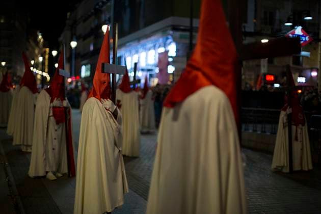 News Themen der Woche KW13 News Bilder des Tages March 29, 2024, Madrid, Madrid, Spain: Nazarenes of the Brotherhood of Our Father Jesus the Divine Captive hold crosses during the procession of the Divine Captive through the streets of Madrid on Good Friday. Madrid Spain - ZUMAs296 20240329_znp_s296_019 Copyright: xLuisxSotox