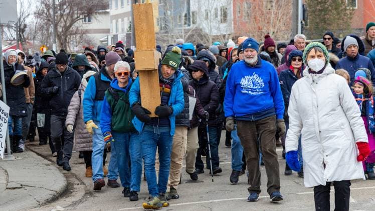 March 29, 2024, Edmonton, Canada: Participant carry a wooden cross as thousands of devotees follow in the Way of the Cross procession through downtown Edmonton. Edmonton Canada - ZUMAs197 20240329_aaa_s197_238 Copyright: xRonxPalmerx