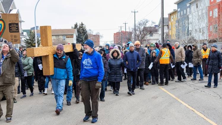 March 29, 2024, Edmonton, Canada: Participant carry a wooden cross as thousands of devotees follow in the Way of the Cross procession through downtown Edmonton. Edmonton Canada - ZUMAs197 20240329_aaa_s197_242 Copyright: xRonxPalmerx