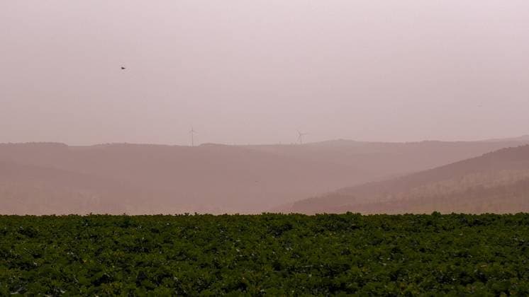 News Themen der Woche KW13 News Bilder des Tages Eine riesige Saharastaubwolke bringt den Frühsommer nach Deutschland. Extrem milde Luftmassen fluteten seit einigen Stunden Deutschland. Besonders Ostdeutschland ist betroffen. Die Temperaturen klettern auf über 20 Â°C. Der Himmel ist jedoch milchig getrübt. Die Sonne schleiert durch den Himmel. Auf den Autos liegt ganz feiner Saharastaub. Die Sichtweite ist relativ gering. Saharastaub in Mitteleuropa ist nichts ungewöhnliches. In dieser Intensität jedoch schon. Annaberg-Buchholz Sachsen Deutschland *** A huge cloud of Saharan dust brings early summer to Germany Extremely mild air masses have been flooding Germany for several hours Eastern Germany in particular is affected Temperatures climb to over 20 °C The sky is milky cloudy, howe