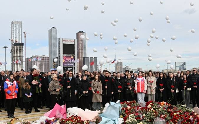 Bilder des Jahres 2024, News 03 März News Themen der Woche KW13 Russia Terrorist Attack Memorial Events 8652790 30.03.2024 People release white balloons near a makeshift memorial near the Crocus City Hall following a terrorist attack on the concert venue outside Moscow on March 22, Russia. Kristina Kormilitsyna Sputnik Moscow region Russia  Copyright: xKristinaxKormilitsynax