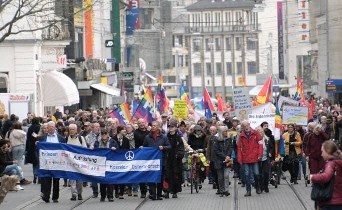 Bilder des Jahres 2024, News 03 März News Themen der Woche KW13 30.03.2024 xkhx Kassel, Kasseler Ostermarsch 2024 Auf den Banner Forderungen u.a.nach Verhandeln statt schießen Abrüsten statt Aufrüsten Friedensfähigkeit statt Kriegstüchtigkeit Bei den Teilnehmern domminierten die Banner Pro-Palästina und Anti-Israel *** 30 03 2024 xkhx Kassel, Kassel Easter March 2024 On the banners demands for negotiating instead of shooting Disarming instead of arming Peace capability instead of war capability Among the participants, the banners pro Palestine and anti-Israel dominated KH