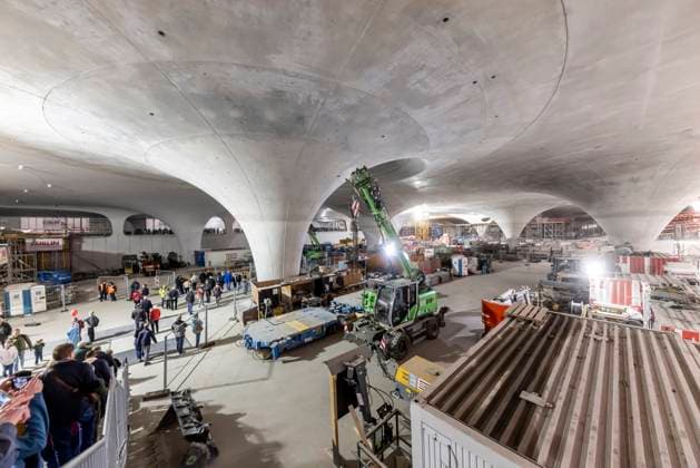 Tage der offenen Baustelle am neuen Hauptbahnhof. Das Milliardenprojekt Stuttgart 21 weckt großes Interesse, 31.000 Interessierte besuchten am ersten Tag die Baustelle. Die Eröffnung des neuen Durchgangsbahnhofs ist für Dezember 2025 geplant. Stuttgart, Baden-Württemberg, Deutschland, 30.03.2024 *** Construction site open days at the new main station The billion-euro Stuttgart 21 project arouses great interest, 31,000 people visited the construction site on the first day The opening of the new through station is planned for December 2025 Stuttgart, Baden Württemberg, Germany, 30 03 2024