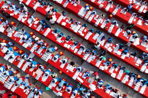 News Themen der Woche KW13 News Bilder des Tages China, Kalligrafie-Wettbewerb für Schüler in Qiandongnan QIANDONGNAN, CHINA - MARCH 30: Aerial view of primary and secondary school students attending a painting and calligraphy competition on March 30, 2024 in Qiandongnan Miao and Dong Autonomous Prefecture, Guizhou Province of China. Over 1,000 students took part in the competition on March 30.  Copyright: xVCGx 111488346186