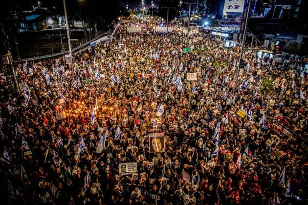 Bilder des Jahres 2024, News 03 März News Themen der Woche KW13 News Bilder des Tages March 30, 2024, Tel Aviv, Israel: Protestors hold torches during a protest rally in Tel Aviv Saturday, March 30 2024. On Saturday, tens of thousands took to the across Israel in the largest protest since Oct 7 against the current government led by Prime Minister Benjamin Netanyahu and demanded a hostage deal with Hamas. Tel Aviv Israel - ZUMAs197 20240330_aaa_s197_291 Copyright: xEyalxWarshavskyx