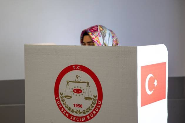 News Themen der Woche KW13 News Bilder des Tages March 31, 2024: Istanbul, Turkey, March 31, 2024:Ã‚ Citizens voting for local elections at Beylikduzu Emin Yukseloglu High School.Ã‚ In the March 31 Local Government General Elections, more than 61 million voters will vote in approximately 208 thousand ballot boxes. - ZUMAi72_ 20240331_znp_i72_016 Copyright: xTolgaxIldunx