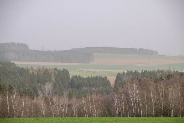240330Saraha News ID: EN 2024-03-30 Dichter Sarahastaub über Deutschland - Zwönitz eingetrübt Zwönitz. Wer heute aus dem Haus ging, hat es sicherlich gemerkt. Die Sicht ist eingetrübt. Durch starke Höhenwinde aus südlichen Richtungen gelangt derzeit Luft aus Afrika nach Deutschland. Da die Höhenwinde stark ausgeprägt sind, gelangt somit auch Sarahastaub über den Mittelmeerraum und den Alpen, nach Deutschland. Die schlechte bzw. eingetrübte Sicht kommt deshalb durch feine Sandpartikel. Autofahrer sollten ihr Auto deshalb an diesem Samstag nicht waschen, da der feine Sand in der Luft wie Sandpapier auf den Lack des Autos wirkt. Sollte es in den nächsten Tagen zu Regen kommen, dann könnte Blutregen auftreten. Anbei Bilder von