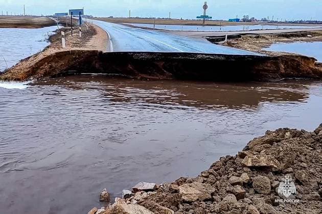 Bilder des Jahres 2024, News 03 MÃ¤rz News Themen der Woche KW13 News Bilder des Tages RUSSIA, ALTAI REGION - MARCH 31, 2024: A road is washed out during spring floods. Employees of the Russian Emergencies Ministry are providing the population with all necessary assistance on a round-the-clock basis. Water pumping and landfilling of low-lying areas are arranged, dams are being constructed, and meltwater channels are being laid. Evacuation of livestock and animals is underway. Video grab. Best possible quality. Russian Emergencies Ministry TASS  68655730