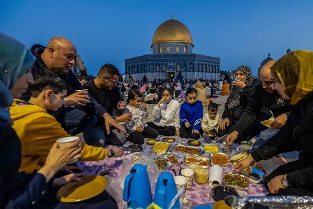 Bilder des Jahres 2024, News 03 März News Themen der Woche KW13 Iftar at Al-Aqsa Palestinians gather to break their fast together in a mass fast-breaking Iftar meal at the Al-Aqsa mosque during the Muslim holy fasting month of Ramadan in the Old City of Jerusalem on March 30, 2024. Jerusalem Jerusalem Israel Copyright: xFaizxAbuxRmelehx