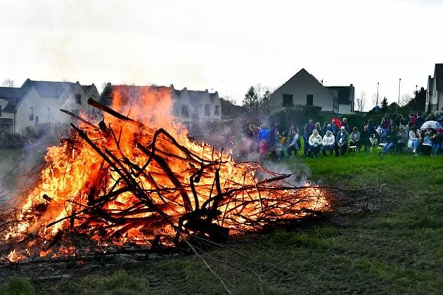 News Themen der Woche KW13 Osterfeuer lodert an der Turmstraße ** NUR FÜR REDAKTIONELLE ZWECKE ** EDITORIAL USE ONLY **<p>Weit über einhundert Menschen kommen zum Osterfeuer vom Löschzug 9 der Hattinger Feuerwehr am 31. März 2024 auf die große Wiese an der Turmstraße in Hattingen und genießen das gemütliche Beisammensein. Deutschland NRW Hattingen Sprockhövel Copyright: JürgenxTheobald *** Easter bonfire blazes on Turmstraße FOR EDITORIAL PURPOSES ONLY EDITORIAL USE ONLY p Well over a hundred people come to the Easter bonfire of the Hattingen fire departments fire engine 9 on March 31, 2024 on the large meadow on Turmstraße in Hattingen and enjoy the cozy get-together Germany NRW Hattingen Sprockhövel Copyright JürgenxTheobald Copyright: JürgenxTheobald doc7ussnpp71gmm1excjt ,EDITORIAL USE ONLY