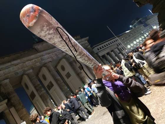 Bilder des Jahres 2024, News 04 April News Themen der Woche KW14 Berlin, Deutschland, 01.04.2024: Brandenburger Tor: Kiffer feiern mit einem Smoke In die teilweise Legalisierung von Cannabis: Eine Mann zieht an einem Riesenjoint (nicht nur Atrappe, funktioniert angeblich) *** Berlin, Germany, 01 04 2024 Brandenburg Gate Potheads celebrate the partial legalization of cannabis with a smoke In A man pulls on a giant joint not only dummy, allegedly works Copyright: xdtsxNachrichtenagenturx dts_33721