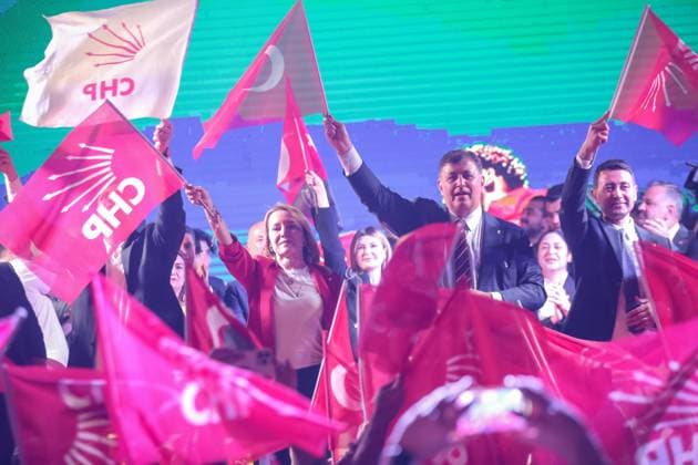 News Themen der Woche KW13 776127342 Izmir Metropolitan Municipality Mayor Cemil Tugay(R) and Nilufer Cinarli Mutlu (L) greets their supporters on the stage.The Republican People s Party (CHP) gathered in front of the Izmir provincial headquarters and participated in the celebrations after winning the popular election on March 31, 2024 Izmir Izmir Turkey Copyright: xBerkcanxZenginx