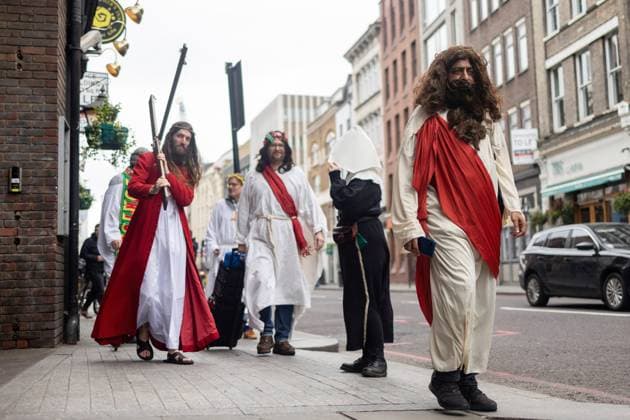 News Themen der Woche KW13 March 31, 2024, London, United Kingdom: Participants dressed as Jesus and other biblical characters take a walk down the street during the annual fancy dress pub crawl event. A group of pub crawl enthusiasts dressed as Jesus and other biblical characters take part in the annual Christathon, a pub crawl in Central London on Easter Sunday. This is the 17th anniversary of the annual Crucifixion themed fancy dress pub crawl. London United Kingdom - ZUMAs197 20240331_aaa_s197_161 Copyright: xHestherxNgx
