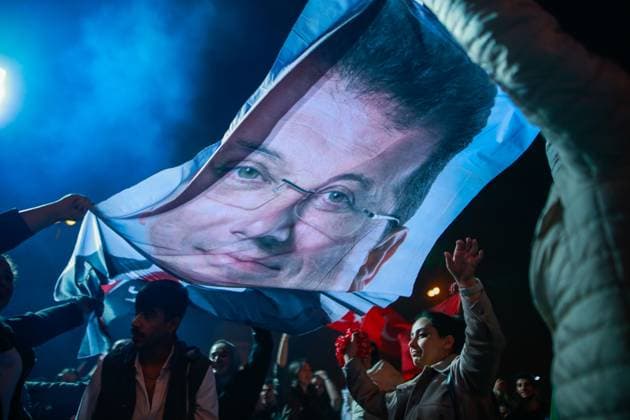 News Themen der Woche KW13 April 1, 2024, Istanbul, Turkey: Supporters of Akram Imamoglu, Mayor of Istanbul, gathered in the local elections and celebrated his victory in front of the municipality building in Istanbul. Istanbul Turkey - ZUMAa215 20240331_zip_a215_039 Copyright: xShadyxAlassarx