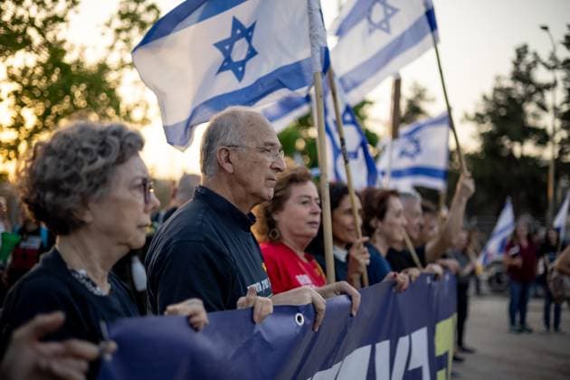 News Themen der Woche KW13 Protest for Hostage Deal Demonstrators hold a sign saying There is no academy without democracy at a demonstration for the kidnapping deal near the Knesset, on March 31, 2024, in Jerusalemm Israel. Jerusalem Jerusalem Israel Copyright: xYahelxGazitx