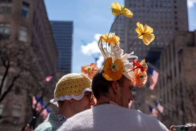 IMAGO Creative, Lifestyle, Frühling in der Stadt New York’s Easter Parade and Bonnet Festival in NYC, USA - 31 Mar 2024 A man wears a hat with long stemmed poppies coming out of it. New York’s Easter Parade and Bonnet Festival dates back to the 1870s. An Anual event, New Yorkers don colorful and creative Easter outfits to show off in front of St Patrick’s Cathedral on Fifth Avenue. New York City United States Copyright: xSyndixPIilarx xSOPAxImagesx SPILAR_17DXT58687