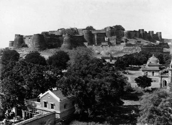 India: The fort at Jhansi c. 1900 Jhansi Fort or Jhansi ka Kila is a fortress situated on a large hilltop called Bangira, in Uttar Pradesh, Northern India. It served as a stronghold of the Chandela kings in Balwant Nagar from the 11th through to the 17th century.<br ><br > The granite walls of the fort are between 16 and 20 feet thick and on the south side meet the city walls. The south face of the fort is almost perpendicular. There are 10 gates giving access to the fort. Some of these are Khanderao Gate, Datia Darwaza, Unnao Gate, Jharna Gate, Laxmi Gate, Sagar Gate, Orchha Gate, Sainyar Gate and Chand Gate.<br ><br > Notable sights in the fort are the Shiva temple, Ganesh temple at the entrance, and the Kadak Bijli cannon used in the u Copyright: xxPicturesxFromxHistoryx