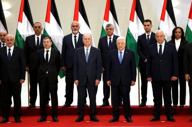 News Themen der Woche KW13 Westjordanland, neue Regierung von Mohammad Mustafa in Ramallah (240401) -- RAMALLAH, April 1, 2024 -- Palestinian President Mahmoud Abbas (2nd R, front) poses for a picture with Prime Minister Mohammad Mustafa (3rd L, front) and other members of the new government in the West Bank City of Ramallah, on March 31, 2024. The Palestinian new government headed by Prime Minister Mohammad Mustafa was sworn in here in the West Bank on Sunday. (Photo by Xinhua) PALESTINE-RAMALLAH-NEW GOVERNMENT-SWAERING-IN AymanxNobani 