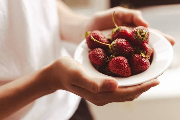 Person holding a plate with strawberry Barcelona, Catalonia, Spain R_WCIK240331-1381224-01 ,model released, Symbolfoto