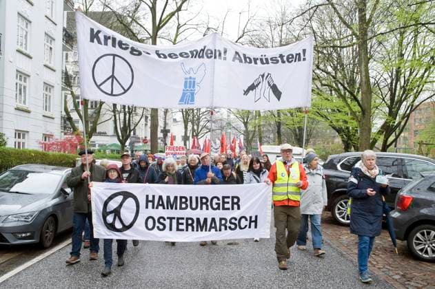 Bilder des Jahres 2024, News 04 April News Themen der Woche KW14 News Bilder des Tages Ostermarsch 2024 in Hamburg 20240401ad077 Ostermarsch 2024 in Hamburg Krieg ist kein Mittel zur Lösung von Konflikten! Kriegskurs der Bundesregierung stoppen! Demonstration Protest Kundgebung Friedensbewegung Veranstalter Hamburger Forum für Völkerverständigung und weltweite Abrüstung Hamburg Hamburg Deutschland Germany *** Easter March 2024 in Hamburg 20240401ad077 Easter March 2024 in Hamburg War is not a means to resolve conflicts Stop the war course of the Federal Government Demonstration Protest Rally Peace Movement Organizer Hamburg Forum for International Understanding and Global Disarmament Hamburg Hamburg Germany Copyright: xAchimxDuwentästerx