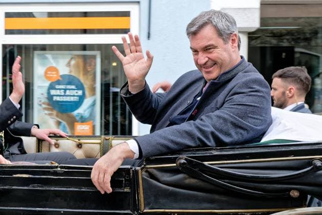 News Themen der Woche KW14 Entertainment Bilder des Tages Der Landesvater in der Kutsche unterwegs. Der Traunsteiner Georgiritt am Ostermontag , eine der größten Brauchtumsveranstaltungen in Bayern, fand heuer vor 20.000 Zuschauern statt. Der Bayerische Ministerpräsident Dr. Markus Söder , CSU , grüßt aus seiner Kutsche die begeisterten Besucher. Traunstein Bayern Deutschland *** The Bavarian Prime Minister in a carriage The Traunstein Georgi Ride on Easter Monday, one of the largest traditional events in Bavaria, took place this year in front of 20,000 spectators The Bavarian Prime Minister Dr. Markus Söder , CSU , greets the enthusiastic visitors from his carriage Traunstein Bavaria Germany Copyright: xRolfxPossx
