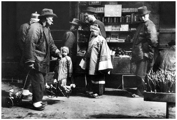 USA: An itinerant toy vendor observed by two Chinese children, San Francisco Chinatown, c. 1900 San Francisco s Chinatown was the port of entry for early Hoisanese and Zhongshanese Chinese immigrants from the Guangdong province of southern China from the 1850s to the 1900s. The area was the one geographical region deeded by the city government and private property owners which allowed Chinese persons to inherit and inhabit dwellings within the city.<br ><br > The majority of these Chinese shopkeepers, restaurant owners, and hired workers in San Francisco Chinatown were predominantly Hoisanese and male. Many Chinese found jobs working for large companies seeking a source of labor, most famously as part of the Central Pacific on the Transcon Copyright: xArnoldxGenthexPicturesxFromxHistoryx