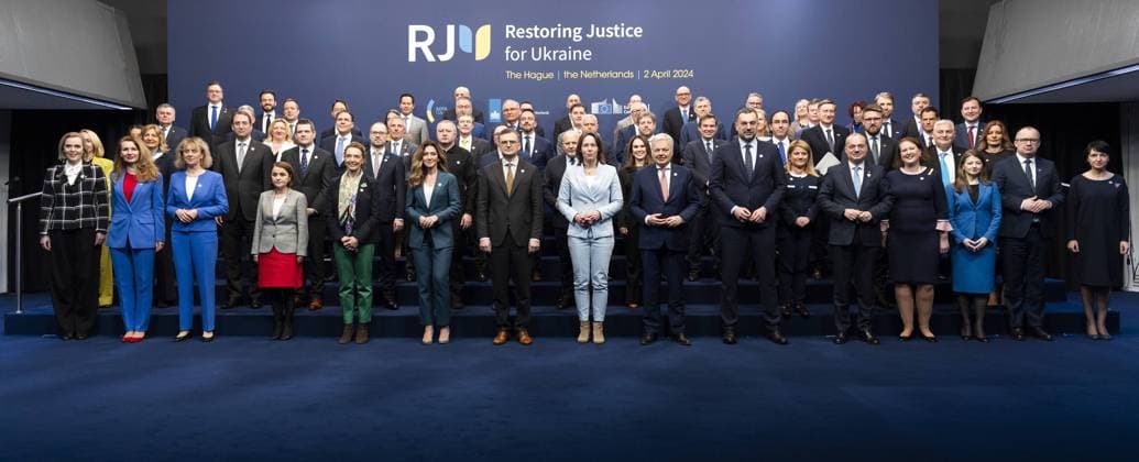 Bilder des Jahres 2024, News 04 April News Themen der Woche KW14 News Bilder des Tages THE HAGUE - Group photo in the World Forum conference center where the Netherlands, Ukraine and the European Commission are holding an international conference on the war in Ukraine. Numerous countries and organizations involved in the investigation and prosecution of (war) crimes were invited to discuss what is needed to help Ukraine further. ANP JEROEN JUMELET netherlands out - belgium out  Copyright: xx x495054958x originalFilename: 495054958.jpg