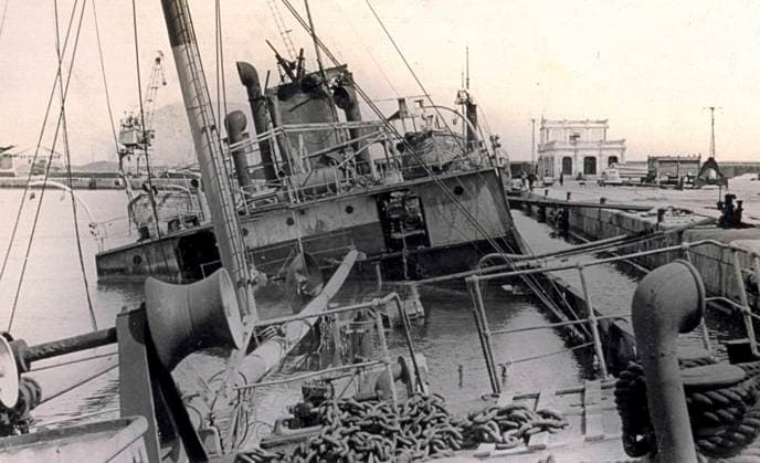The bridge of a partially sunk ship in the Spanish port of Alicante (b w photo) 1249988 The bridge of a partially sunk ship in the Spanish port of Alicante (b w photo) by Unknown photographer, (20th century); (add.info.: Unidentified Author Spain); Fratelli Alinari Museum Collections, Florence, Italy. Copyright: xFratellixAlinarixMuseumxCollections,xFlorence,xItalyx xBridgemanxImagesx 1249988