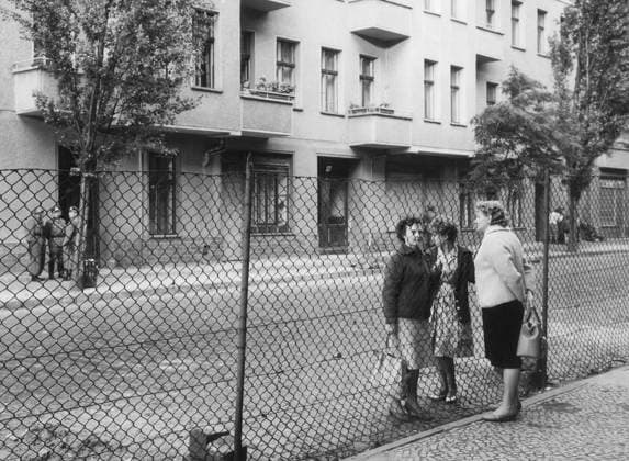 Women at The Border Between West Berlin and East Berlin Speaking To Each Other Behing A Chicken Wire, 1961 (b w photo) 1654645 Women at The Border Between West Berlin and East Berlin Speaking To Each Other Behing A Chicken Wire, 1961 (b w photo); (add.info.: Women at the border between West Berlin and east Berlin speaking to each other behing a chicken wire, 1961). Copyright: xBridgemanxImagesx 1654645