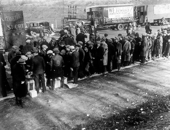 Queue for a Soup Kitchen during the Great Depression, Washington, 1932 (b w photo) 1763624 Queue for a Soup Kitchen during the Great Depression, Washington, 1932 (b w photo) by American Photographer, (20th century); (add.info.: Soupe populaire en 1932 a Washington pendant la Depression americaine (apres le Krach boursier de 1929) --- Soup kitchen in Washington in 1932 during American depression (after the 1929 stock market exchange crash in Wall Street)). Copyright: xBridgemanxImagesx 1763624