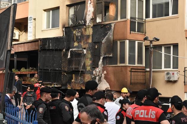 News Themen der Woche KW14 News Bilder des Tages (240402) -- ISTANBUL, April 2, 2024 -- Police forces stand in front of the partly burnt building after a fire eruption in Istanbul, T¨¹rkiye, April 2, 2024. The death toll in a fire on Tuesday in T¨¹rkiye s largest city, Istanbul, has risen to 29, according to the Istanbul governor s office. The office said the fire broke out during renovation works in a nightclub in the basement of a 16-story building in the Gayrettepe neighborhood of the Besiktas district on the European side of the city. (Photo by Xinhua) T?RKIYE-ISTANBUL-FIRE SafarxRajabov 