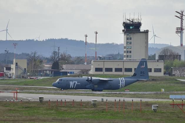 2.4.2024 Ramstein Airbase Der US Luftwaffenstützpunkt Ramstein Airbase in Rheinland Pfalz. Überwiegend logistische Aufgaben werden hier erfüllt, doch auch Evakuierungen wurden in der Vergangenheit über die Ramstein Airbase abgewickelt. Im Bild eine Lockheed Hercules C130 Transportmaschine. Ramstein Miesenbach US Air Base Rheinland Pfalz Deutschland *** 2 4 2024 Ramstein Airbase The US Air Force base Ramstein Airbase in Rhineland-Palatinate Mainly logistical tasks are carried out here, but evacuations were also handled via Ramstein Airbase in the past In the picture a Lockheed Hercules C130 transport aircraft Ramstein Miesenbach US Air Base Rhineland-Palatinate Germany